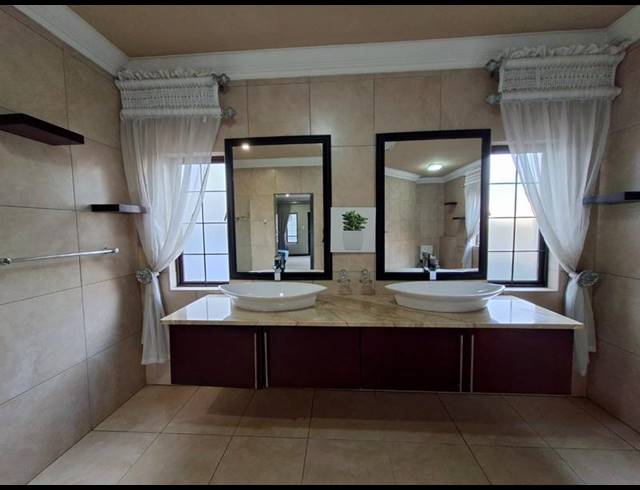 5 BEDROOM HOUSE FOR SALE IN MIDSTREAM ESTATE